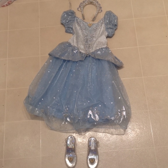 Cinderellas full kids set from Disney Land - Picture 1 of 5
